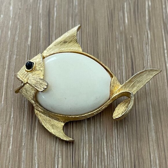 Vintage J.J. Brooch Fish Jonette Jewelry Company Gold tone Cream Signed Jewelry - Picture 1 of 9